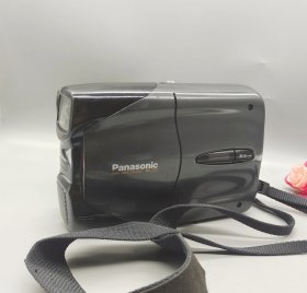 松下Panasonic NV-CS1摄像机，老物件，外观成色还行，机身完整，带原装背带。机器好坏未知，没有电池和充电器，当配件机出售。适合收藏或者影视道具使用。长17厘米，宽11厘米，高6厘米。