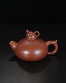 品名：壶中壶
底款：周桂珍
1f
尺寸：15/8cm
容量：260cc
紫砂分类：朱泥
底款介绍：周桂珍，女，1943年生于宜兴丁蜀镇 ，宜兴紫砂陶制作技艺非遗传承人，1958年进入紫砂工艺厂。早期拜师王寅春和顾景舟先生，退休后定居北京。40余年的创造生涯，使她在紫砂艺术上取得了显著的成绩。先后获得高级工艺美术师、江苏省工艺美术大师、中国陶瓷艺术大师、中国工艺美术大师