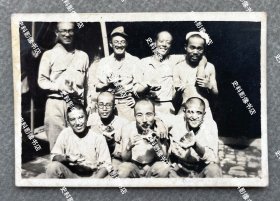 【石家庄史料】1940年7月14日 河北省平山县驻扎的日军“平山县警备队”内的冈田晴太郎上等兵（前排右1）等警备队员正在一起吃西瓜 原版老照片一枚