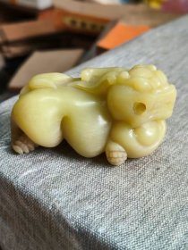 蛇纹石玉雕手把件，岫玉的一种，玉质好，一点小瑕疵见图，出了证书