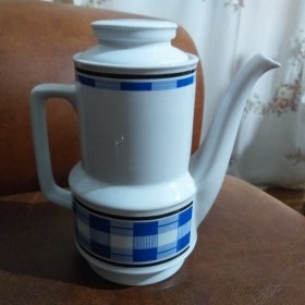 华光国瓷的前身 张店陶瓷厂80年代湖光牌印花茶壶 尺寸：高约20厘米 直径约11.1厘米