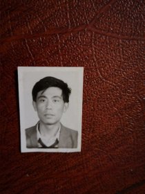 80年代老照片，男青年标准照一张，