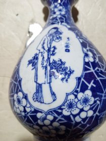 十二钗李纨蓝底白花青花酒瓶(直径10Cm高19cm)