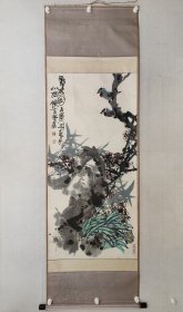 保真书画，近现代名家，侯及名（侯友墨） 《新春图》四尺整纸花鸟画佳作137.5x67.5cm，原装裱立轴，自然黄斑，古朴古香。侯及名，号友墨（1920—2003），号友墨，云谷，蓟园等，中国近现代书画家，20世纪40年代毕业于中国大学，获史学硕士学位。中央文史馆馆员，中国美术家协会会员、中国书法家协会会员，曾任中国画研究会理事、京华书画会会长等。出版《侯及名书画集》等。