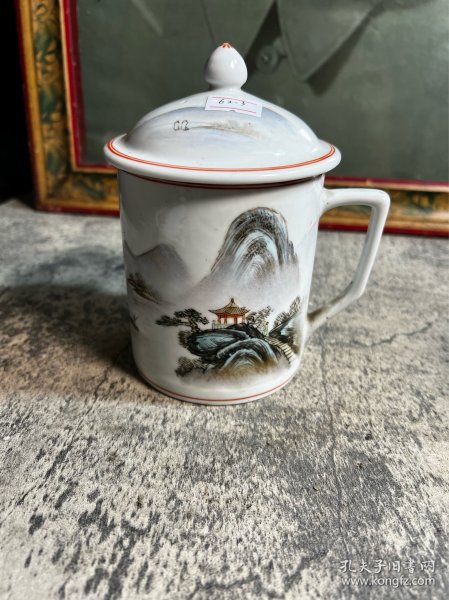 567瓷，新粉彩，70年代手绘山水茶杯，底小飞皮y