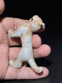 和田玉虎符：玉质细腻，包浆厚重，沁色入骨，雕工精细，品相完美，细节如图。