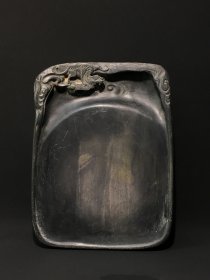旧藏端砚 飞龙乘云，上乘石料，质地细腻，整砚可见火捺、浮云白等珍贵石品，纹饰简而不单，刀法娴熟，砚背铭文劲挺，包浆浑厚，款：念椿（陈冠玉）。收藏赏用珍品。 尺寸：18/14.5/4.6cm。重2.15公斤。