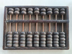 算盘，长约17.5cm,宽约11.7cm,高约2.1cm,四角卯铁片，底部木板非镂空。