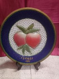 上世纪八九十年代珍贵工艺 掐丝珐琅彩镶玉寿桃艺术赏盘---《景泰蓝铜胎镶玉赏盘 》(上款:广东省教育厅 1992) 铜胎盘体，玉雕双寿桃 寓意吉祥 工艺细致 奢华高贵之品质，中国广东南玉工艺总公司精制 摆赏纪念及收藏之佳器珍品 宽26厘米 重约一公斤