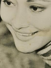 何莉莉，黑白照片一张。。邵氏“新十二金钗”之一，1946年出生于江苏南京，祖籍安徽庐江，幼年移居台湾。1965年被导演袁秋枫发掘，参与电影《兰屿之歌》，正式投身娱乐圈。同年加入邵氏电影公司。曾出演电影《文素臣》《十四女英豪》《爱奴》，引起国际影坛注目。正当何莉莉事业如日方中之际，她却选择退出影圈下嫁船运业巨子赵世光，从此息影。。