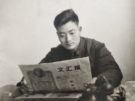 建国初期观看文汇报的青年(报纸上有文汇报和毛主席画像，时代特征明显)