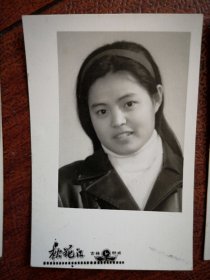 80年代老照片，吉林美女系列之五，高中时代艺术照一张，摄于吉林松花江照相馆