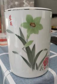 中国洪江大球泥，银边纯手绘＂蓉园＂笔筒， 制作精美，工艺精湛，色泽鲜明沉稳，瓷质洁白细腻坚致，通透晶莹如凝脂。