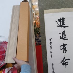 张炳煌，男，1949年生，字子靖，为台湾知名书法家。精研书法旁及诗词古文，1980年开始主持台湾电视三台联播“中国书法”，曾获海内外奖赏无数。现任淡江大学中文系教授兼文锱艺术中心副主任暨书法研究室主任。现任中国台湾中华书学会会长。尺寸133*34（白筐1）