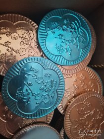老库存背图铁皮雕红梅图上海小镜子6.8厘米的27个一起，如图