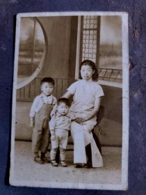 ●民国老照片《为人母》【尺寸12X9公分】！