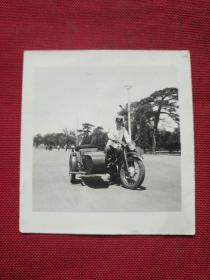 老照片:男公安人员骑摩托车照