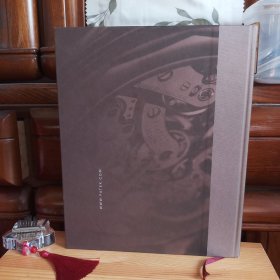 [九六品至九九品]PATEK PHILIPPE GENEVE COLLECTION 2010-2011(2010-2011年百达翡丽手表收藏·精装本)[私藏极品·内页全新未使用·内带紫红丝带书签带·前后衬页前带原装活页保护性白纸][赠送一本：《2015年北京保利十周年秋季拍卖会 名贵腕表与西洋装饰艺术》·库存书·内页全新未使用·九六品至九九品]【两本均自然旧·正版实物·按图发货·详见书影及描述】