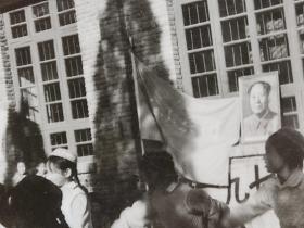 60年代昆明某学校红小兵在表演1.毛主席像