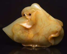 和田玉笔洗 规格: 11×8.0×2.8厘米，重 236克。 玉质温润细腻，沁色自然，刀功老道，皮壳包浆一流，雕刻生动，线条流畅，品相完美！