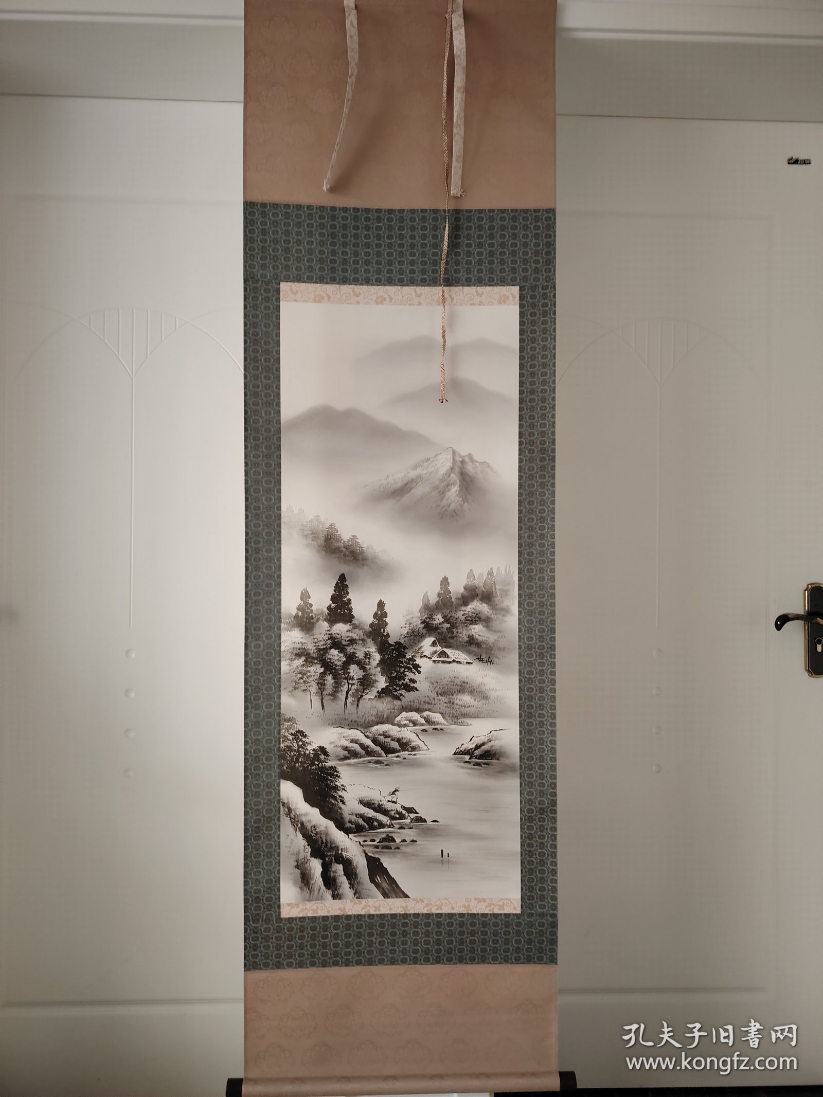 (1)绢本挂轴老画《山水风景图》原装原裱，回流精品，绢本 品相好，双轴头完整，绫装，品相如图 钤印白杨，尺寸186cmX53.5cm