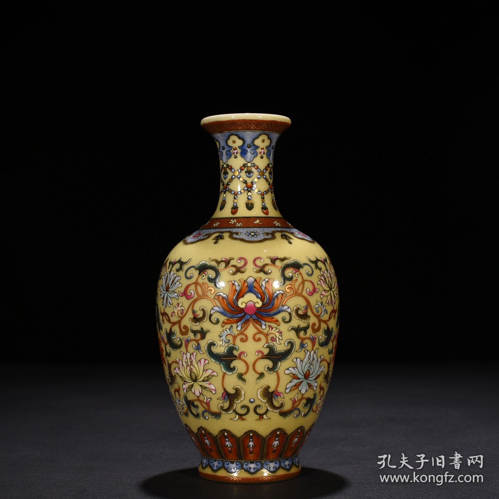 清乾隆米黄釉珐琅彩描金缠枝花卉纹瓶 21*10厘米