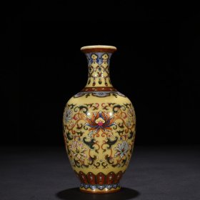 清乾隆米黄釉珐琅彩描金缠枝花卉纹瓶 21*10厘米