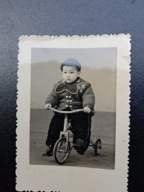 1970年代《老照片》骑自行车的小男孩