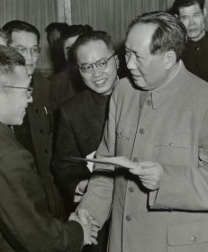 1956年毛主席接见台湾省籍的政协代表和他们亲切握手，候波拍摄，这张较稀见