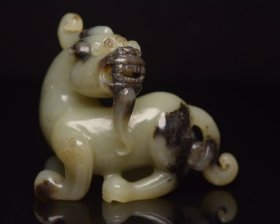 精品古玉，传世收藏，和田玉龙 规格: 7.0×5.7×4.0厘米，重 116克。 玉质温润细腻，沁色自然，刀功老道，皮壳包浆一流，雕刻生动，线条流畅，品相完美！