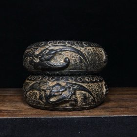 青石石雕寿字石鼓中式茶席装饰底座
尺寸高4.5厘米宽15.5厘米，重量4415克