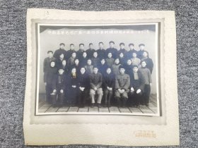 老照片：1961年上海华新昌羊毛衫厂第一届卫生员训练班结业留念 公私合营上海英明照相馆（有衬板）（L59）