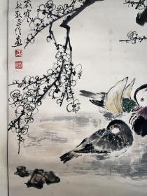 江苏省国风书画院高级画师扬州书画院副院长扬州市花鸟画研究会顾问中国扬州鉴赏书画院副院长扬州耿昌信梅下双栖度岁寒花鸟立轴68*50
耿昌信，1937年生，江苏扬州人，1962年毕业于江苏省国画院。数十年专攻花鸟，龙擅长牡丹，扬州耿牡丹之称。作品曾多次参加全国性和省市美展.
1992年在江苏无钧赏梅胜地举办百梅画展。
1997年在无钧钱松岩艺术馆举办牡丹画展。
1998年在扬州西湖公园举办牡丹