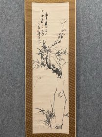 古筆清供图【川村雨谷】 
1838 - 1906（天保九~明治三十九）69岁。名 应心,字广卿，亦名守国、新介，号乌黑、陆莲子、无生居 士、紫溟、休翁、瑞芝山房、太白山房、爱竹草堂。江户 （今东京）生人。先后从师木下逸云、日高铁翁学习南宗 画。自明治政府大审院退休后，专心创作，画技大进。代 表作品《箕山秋色图》