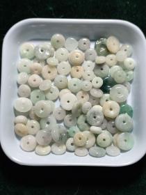 A货老翡翠隔片隔珠小平安扣等一盘，小的2元一颗，大的3元一颗，老货，难免有瑕有纹裂