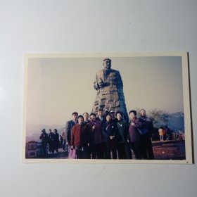 老照片-90年代十人在张家界天子山贺龙公园留影（身后雕塑和游客清晰可见）