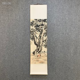 品名：【徐悲鸿高树奔马】 |精装挂轴 尺寸：183×45cm 材质：采用150g高清艺术加厚宣 纸，进口顶级微喷机复刻， 原汁原味，适合学习临摹 欣赏装饰。 整体锦绫装裱，锦绫收边， 以供饕赏，书房茶室装饰 之佳品，馈赠师友之好物。