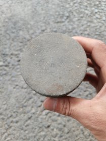 茶文化茶叶罐老锡器锡筒锡粉盒民俗老物件，品相完整，表面有轻微旧痕但无损伤。这个老锡器可能是用来存茶叶或香料的，也有可能是装饰用的粉盒。适合喜欢茶文化或老物件收藏的朋友。照片实拍，所见即所得。喜欢的朋友可以拍走。