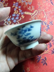 青花茶杯一个，画工细腻，胎质白净！薄底透光