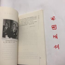 【正版现货，一版一印】邵燕祥散文（图文版）中华散文经典，插图经典版，诗和散文的差别，至少一个分行一个不分行，作者还是清楚的。但散文项下，又区别为散文、随笔、小品、杂文，可就含糊了，只能偷懒，说“不求甚解”。二三十年问，人们说邵燕祥写的是杂文，他乐于点头。不仅因为“杂文”有特定的内涵，即以鲁迅为代表的“杂感文”，进行社会批评和文明批评，他多数所写也大致如此，颇有附骥于鲁迅的虚荣心；