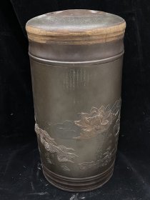 紫砂罐内藏陈年老茶 尺寸：直径26厘米，高48厘米。