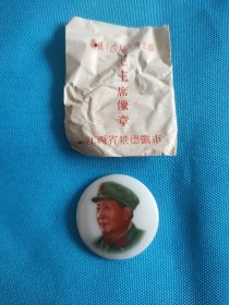 瓷质，毛主席像章