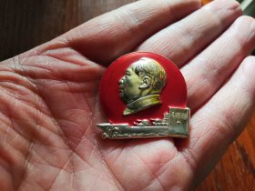 齐铁分局第三次积代会异形章,银色头像,深红帽徽漆亮光面,下方为银色舰艇、炮台及《毛泽东选集》组成的图案;背文:忠.齐铁分局第三次积代会。4厘米