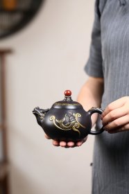 省大师尹祥明作品鉴藏 —【鱼跃龙门】 家藏原矿极品黑料·380cc 尹祥明 中国陶瓷工艺美术大师 正高级工艺美术师 江苏省工艺美术大师 师从国大师徐秀堂先生 乌克兰国家艺术科学院院士、南京农业大学教授、江苏省五一劳动奖章获得者、中国美术家协会会员、中国工艺美术学会专委会委员、中国民间文艺家协会会员。 1998年创建宜兴日月陶坊。作品多次参加国内外大型紫砂陶艺展览