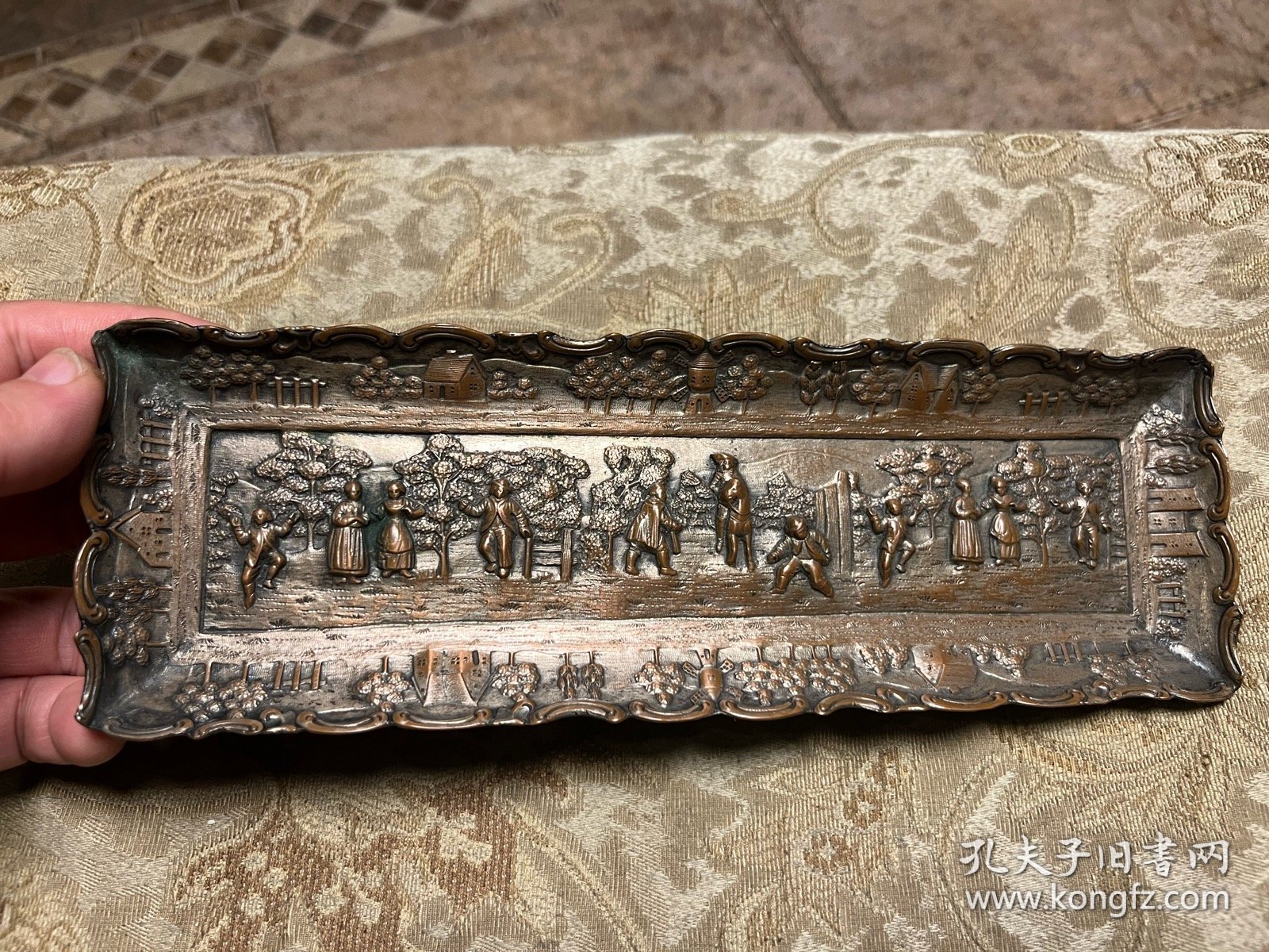 精品，英国19世纪古董书房铜镀银文具9件套，最大尺寸笔架长25 ，书报夹高14 ，墨水瓶托盘宽13，总重4.5斤。高浮雕工艺，众多人物刻画精巧，细节非常丰富。包浆浑厚，品相完美，带像框角原装钉，英伦风书房重器。