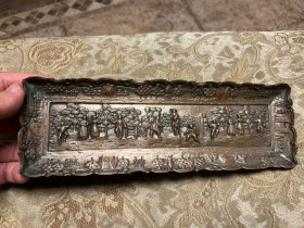精品，英国19世纪古董书房铜镀银文具9件套，最大尺寸笔架长25 ，书报夹高14 ，墨水瓶托盘宽13，总重4.5斤。高浮雕工艺，众多人物刻画精巧，细节非常丰富。包浆浑厚，品相完美，带像框角原装钉，英伦风书房重器。