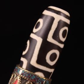 珍藏西藏收绿度母祖九眼至纯天珠挂坠
高10厘米 宽2厘米 重58克