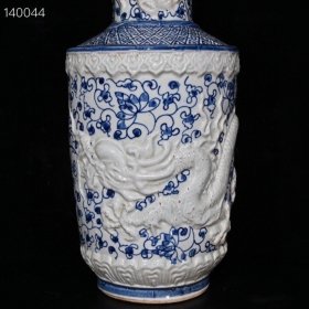 大明嘉靖青花留白雕刻龙纹瓶