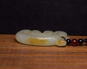 和田玉猪龙 规格： 6.0×3.9×1.1厘米，重 44克 密度高，沁色自然，油性十足，雕工精细考究，寓意好，玉质细腻温润，收藏精品！