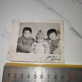 《三个小孩》（老照片，9.5*7.5厘米）